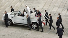 Pape Frantiek se svými osobními stráci