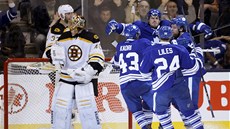 RADOST A ZMAR. Branká� Bostonu  Tuukka Rask práv� inkasoval, hokejisté Toronta