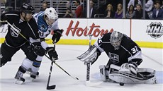 POD KONTROLOU. Branká Los Angeles Jonathan Quick zasahuje v utkání proti San