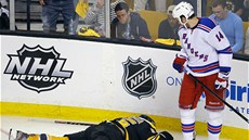 CO JE S NÍM. Taylor Pyatt z New York Rangers se dívá, co je s leícím Johnnym