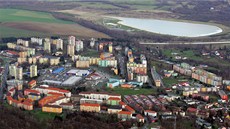 Letecký snímek sokolovského sídlit a jezerem Michal.