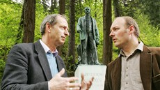 Vladimír Lažanský (vlevo) a Miroslav Perout z o.p.s. Lázně Kyselka u sochy