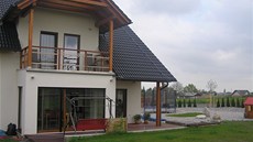 Do d�evostavby s velkými francouzskými okny pou�ili majitelé spoustu skla. A
