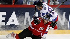 Rakouský hokejista Mario Altmann padá po střetu s Tomášem Kopeckým z týmu