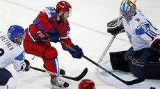 Ruský hokejista  Denis Kokarev v šanci před finským gólmanem Antti Raanta.