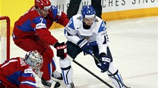 Finský hokejista Janne Pesonen před ruským brankářem Semjonem Varlamovem.