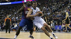 Nikola Miroti� (vlevo) z Realu Madrid  se sna�í protla�it p�ed barcelonského
