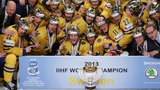 ŠAMPIONI. Švédové pózují v roli mistrů světa. Titul získali  po sedmi letech.