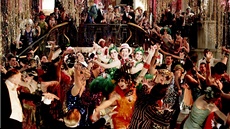 Dámy na ve�írcích v Gatsbyho p�epychové vile tan�í v modelech Prada a Miu Miu v...