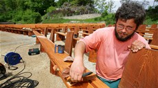 Lidé z Loketských m�stských les� v t�chto dnech dokon�ují montá� nových lavic v