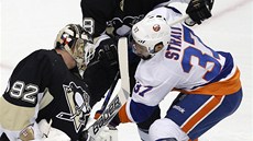 Tomá Vokoun z Pittsburghu zasahuje proti Brianu Straitovi z NY Islanders.