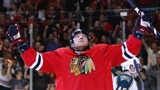 Marián Hossa z Chicaga se raduje z gólu