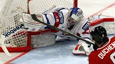 Slovinský branká� Luka Gra�nar se marn� natahuje po puku z hole Matta Duchena z