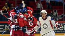 Čeští hokejisté slaví trefu Tomáše Fleischmanna, vpravo zklamaný norský hráč