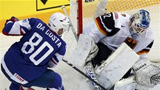 Francouzský hokejista Teddy Da Costa prov��uje n�meckého gólmana Roba Zeppa.