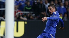Fernando Torres z Chelsea otevírá skóre finále Evropské ligy.