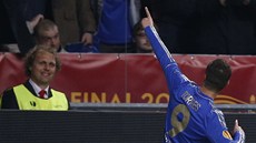MOJE TROFEJE Fernando Torres s pohárem pro mistra Evropy (vlevo) a s trofejí pro vítze Evropské ligy. | foto: Reuters