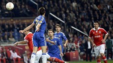 Cesar Azpilicueta (ve výskoku) z Chelsea práv zahrál rukou, Benfica bude kopat...