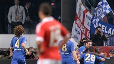 Fotbalisté Benfiky sledují gólovou radost Chelsea.