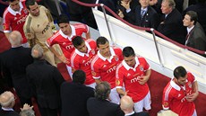 PORÁ�KA V LO�SKÉM FINÁLE. Fotbalisté Benfiky Lisabon dostali medaile pro pora�ené finalisty, na pohár, který získala Chelsea, se jen podívali.