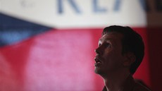 TO SNAD NE. �eský fanou�ek, sledující duel v Kladn�, nem��e uv��it vývoji