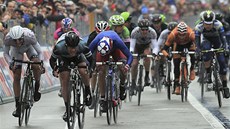 Mark Cavendish (erná helma) spurtuje pro výhru ve 12. etap Giro d´Italia.