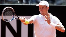 Tomá Berdych ve tvrtfinále tenisového turnaje v ím vrací mí Novaku