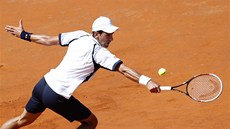 Novak Djokovi ve tvrtfinále tenisového turnaje v ím proti Tomái Berdychovi.