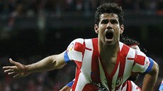 Diego Costa z Atlétika Madrid se raduje ze svého gólu v derby proti Realu.