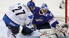 ÚTOK NA FRANCII. Finský hokejista Petri Kontiola stíí na branku v utkání proti