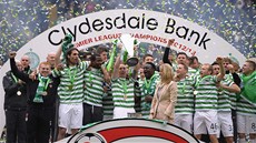 STARONOVÍ MIST�I. Fotbalisté Celtiku Glasgow se radují ze zisku skotského