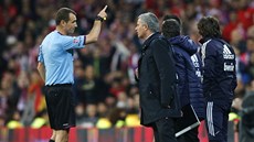 CUKL POHLEDEM. Trenéi Josep Guardiola a José Mourinho si podávají ruku. Mourinho (vpravo) dlal vechno moné, aby se svému rivalovi nemusel podívat do oí.