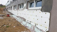 Opadané omítky zateplovacího systému, které byly zejm provádny za nízkých...