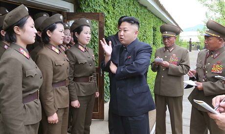 Vdce severokorejského reimu Kim ong-un kontroluje své vojáky.