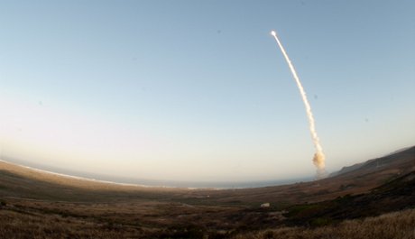 Start americké mezikontinentální stely Minuteman III z kalifornské základny...