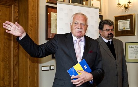 Václav Klaus se svými spolupracovníky  pedstavili nový sborník Dnení polemika
