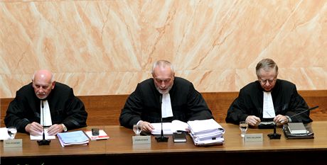 Z jednání ústavního soudu - na snímku pedseda soudu Pavel Rychetský a bývalí ústavní soudci Stanislav Balík a Pavel Holländer