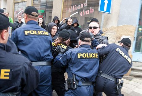 Policejní tkoodnci se v Duchcov stetli s nkterými demonstranty (29....