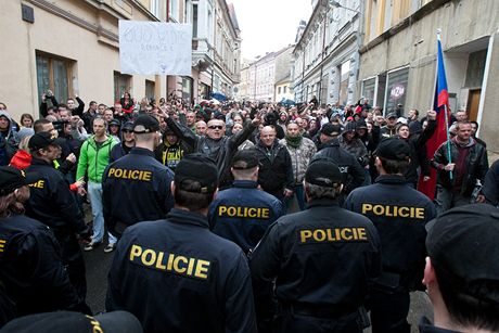 V Duchcov se chystají dalí demonstrace. Napjatou situaci, která panuje mezi místními obyvateli a Romy, mla uklidnit schzka. Zástupci Rom ale nedorazili.