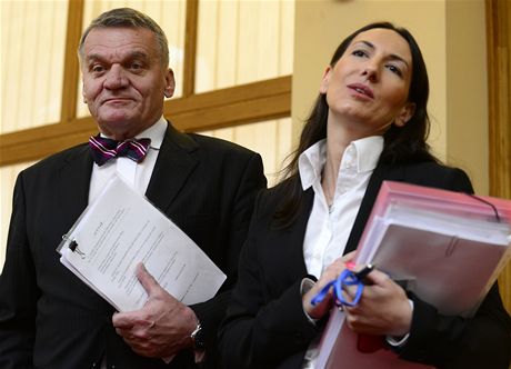 Aleksandra Udenija (na snímku s bývalým primátorem Bohuslavem Svobodou) a dalí tyi exradní Prahy 2 byli obvinni kvli zakázce na dodávku tepla.