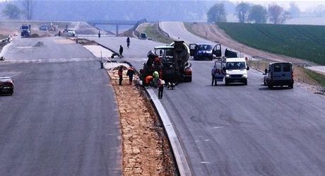 Dlníci pracují na stavb dálnice D3 mezi Táborem a Veselím. Úsek by mli