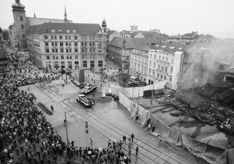 Odstel nkdejího Domu nábytku sledovaly v roce 1988 na námstí Svobody stovky