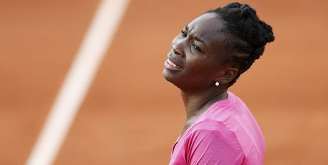 NEJDE TO. Venus Williamsov vypadla na Roland Garros u v prvnm kole.