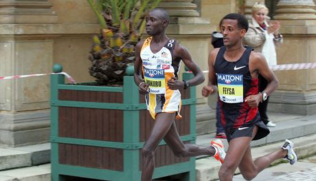 Daniel Wanjiru a Fekru Feyisa na trati plmaratonu v Karlových Varech. 