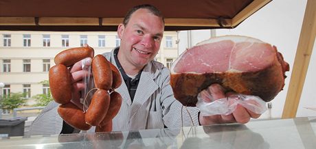Zvlátní ocenní si vyslouilo i eznictví nebergr za své umavské maso, na snímku výrobky firmy ukazuje Michal nebergr.