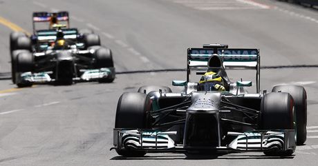 Nico Rosberg (vpravo) ze stáje Mercedes jede v ele Velké ceny Monaka formule 1.