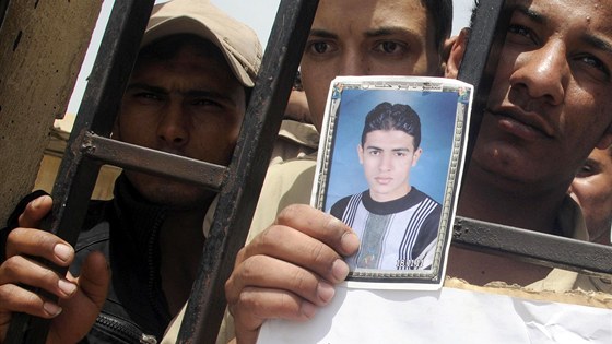 Egypttí policisté protestují u zaveného pechodu Rafah proti únosu svých