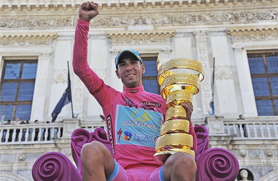 KRÁL GIRA. Vincenzo Nibali s trofejí pro vítze prestiního závodu.