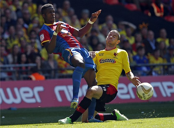 Wilfried Zaha z Crystal Palace (vlevo) elí tvrdému zákroku Daniela Pudila z