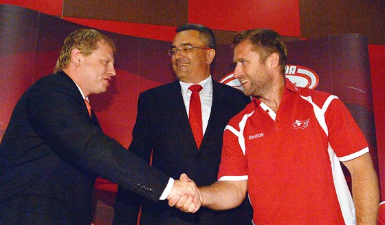 PODEPSÁNO. Hokejový útoník Jaroslav Bedná (vpravo) práv podepsal ve Slavii